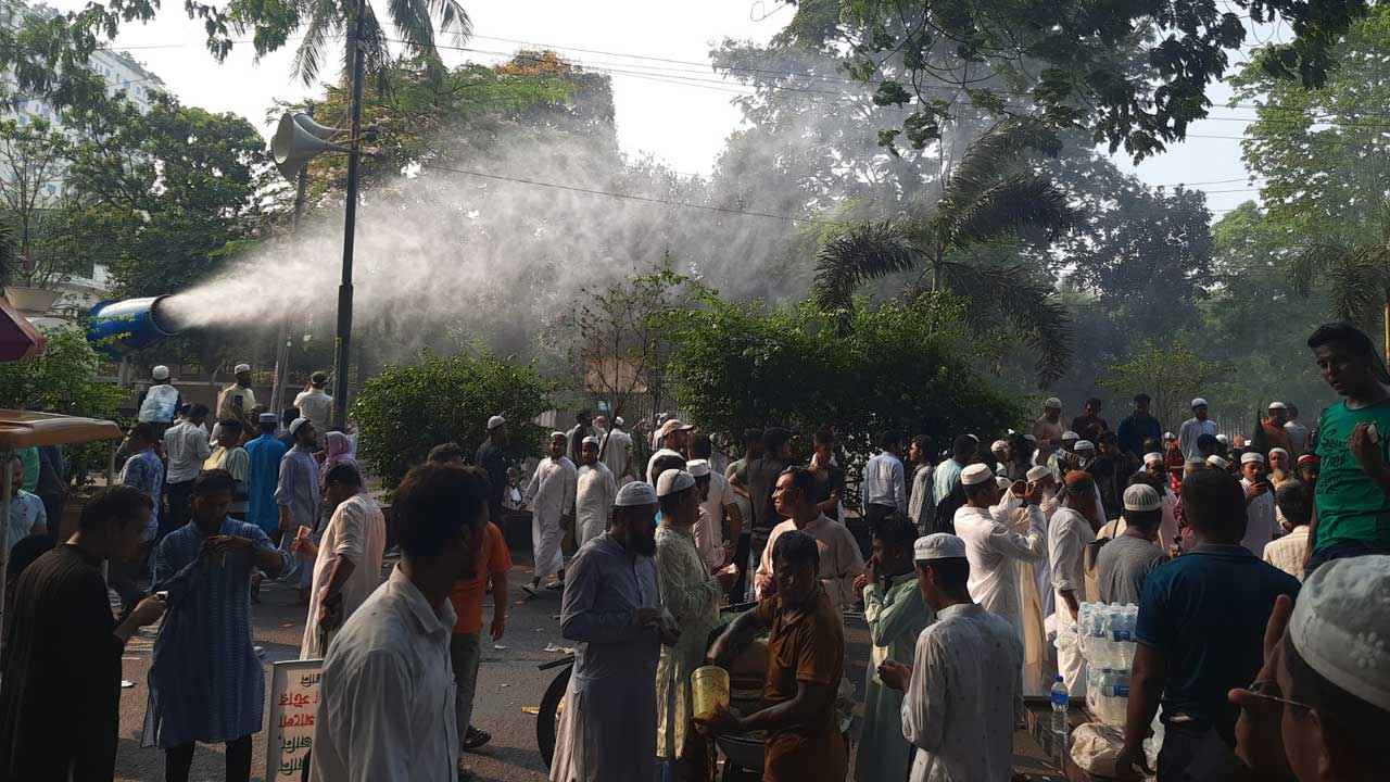 তাপপ্রবাহে পানি ছিটিয়ে আন্দোলনকারীদের স্বস্তি দেওয়ার চেষ্টা